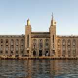 Fra tutti gli edifici costruiti in epoca Fascista sul lungomare Nazario Sauro di Bari � il pi� grande e possente, con i suoi tre ingressi e i cinque edifici che lo compongono. Parliamo della Caserma dei carabinieri �Chiaffredo Bergia�, eretta nel 1932 su progetto dell�architetto Cesare Bazzani: una struttura dalle linee austere che sembra quasi una fortezza sull�Adriatico (foto di Antonio Caradonna)